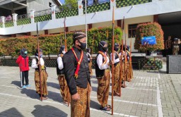 Hari Pahlawan, Para Siswa SMK PGRI 1 Ponorogo Jadi Prajurit Jawa