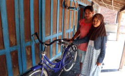 Kisah Dinda, Bocah Penjual Gorengan di Magetan