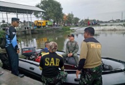 Pesawat Latih TNI AL Mendarat Darurat di Tambak Sidoarjo