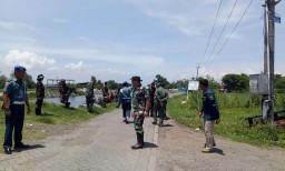 Pesawat Latih TNI AL yang Mendarat Darurat di Sidoarjo Dievakuasi