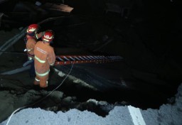 Petugas Menggali Hingga 20 Meter Cari Korban Amblesnya Jalan Gubeng