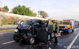 Pikap Tabrak Truk Gandeng di Tol Gempol-Pandaan, Dua Penumpang Terluka