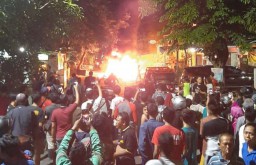Mobil Pikap Bermuatan Barang Ekspedisi Hangus Terbakar di Surabaya