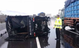 Selip saat Hujan Deras, Pikap Terbalik di Tol Gresik-Tandes