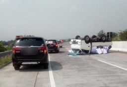 Pikap Bermuatan Kertas Terbalik di Tol Pandaan-Malang, Pengemudi Terluka