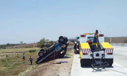 Pikap Bermuatan Pepaya Terbalik di Jalan Tol Kertosono-Ngawi
