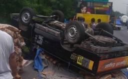 Mobil Terbalik di Tol Dupak, Muatan Ikan Tumpah ke Jalan