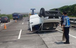 Pikap Terbalik di Tol Gempol, Muatan Lem Berhamburan ke Jalan
