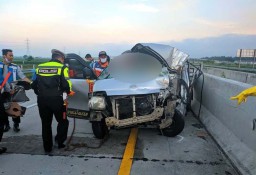 Pikap Tabrak Truk Gandeng di Tol Nganjuk, Satu Orang Tewas