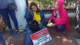 Demo Tolak Sistem Zonasi di Surabaya, Seorang Emak Pingsan dan Terluka