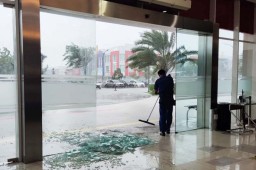 Pintu Kaca Icon Mall Gresik Pecah Diterjang Angin Kencang