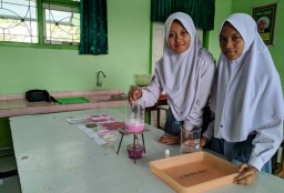 Siswa di Ponorogo Bikin Plastik dari Kulit Buah Naga, Bisa Dimakan Lho