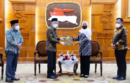 Khofifah Minta Plh Bupati Sidoarjo Tak Kendur Tangani Covid-19