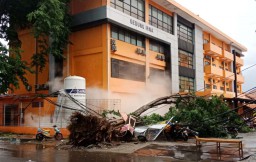 Pohon Tumbang Timpa Puluhan Motor di RSUD Prof dr Soekandar Mojokerto