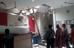 Pohon Tumbang Bikin Kantor BPR Rusak Berat