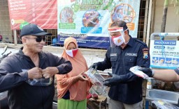 Polda Jatim Bagikan 5000 APD ke Pedagang dan Pengunjung Pasar