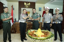 HUT ke-74 TNI, Polda Jatim Berikan 200 SIM Gratis dan 660 Tumpeng
