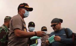 Gunung Bromo Semburkan Abu Vulkanik, Polisi-TNI Bagikan Masker Gratis
