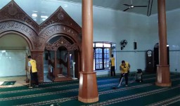 Puluhan Polisi Ponorogo Gelar 'Razia Kotoran' di Masjid