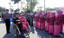 Purna Tugas, 103 Anggota Polri Diarak Becak di Mapolda Jatim