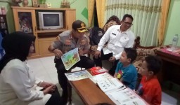 Polisi di Kota Pasuruan Bantu Dindik Bagikan Modul untuk Siswa