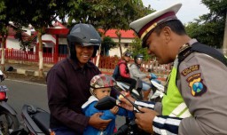 Taat Berlalu Lintas, Pengendara di Kota Blitar Dapat Hadiah Cokelat