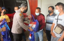 Polres Blitar Berikan Bantuan Paket Sembako ke Para Sopir Bus dan Travel