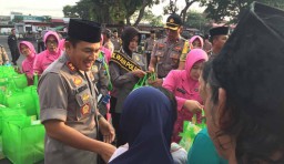 Polisi di Kota Blitar Awali Hari Pertama Puasa dengan Bagi Takjil