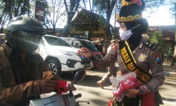 Ketika Para Srikandi di Mojokerto Bagikan Masker Merah Putih