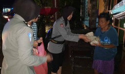 Cerita Para Polwan di Trenggalek saat Bagikan Makanan ke Korban Banjir
