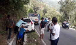 Toyota Avanza Terperosok ke Parit Jalan Raya Trenggalek-Ponorogo