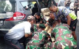 Ketika Para Prajurit TNI Menolong Korban Kecelakaan di Malang