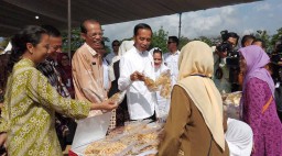 Di Magetan, Presiden Jokowi Borong Jajanan Buat Cucunya Jan Ethes