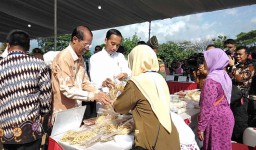 Temui Nasabah Mekaar di Magetan, Jokowi Berbagi Tips Usaha Sukses