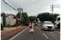 Pria yang Viral Salat di Jalan Raya Banyuwangi Kembali Berulah