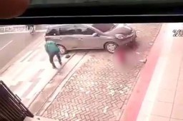 Seorang Pria Embat Tas Jatuh dari Mobil, Siapa Anak Kecil yang Bersamanya?