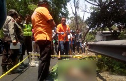 Diduga Dibunuh, Pria Tanpa Identitas Tewas Bersimbah Darah di Jombang