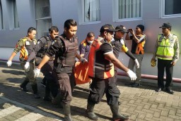 Seorang Pria Tewas Diduga Loncat dari Lantai 4 Gedung di Surabaya