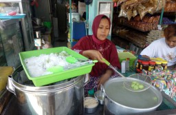 Kue Klepon Disebut Tidak Islami, MUI: Itu Makanan Halal