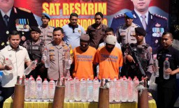 Gudang Produksi Arak di Sidoarjo Digerebek, Dua Pengelola Ditangkap