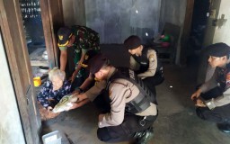 Jumat Berkah, Polres Magetan Bagi-bagi Beras untuk Warga