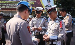 Usai Apel Pasukan, Identitas Hingga Senpi Polisi di Malang Diperiksa