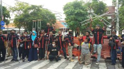Foto: Protes Penutupan Jalan Sedap Malam Surabaya