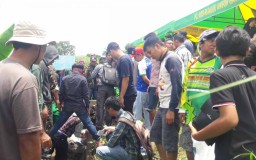 Warga Tiga Desa Tutup Saluran Pembuangan Limbah Pabrik di Pasuruan