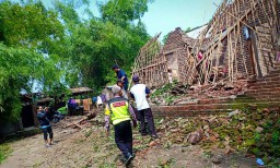 Angin Puting Beliung Sapu 13 Rumah di Jombang