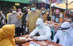 873 Pengunjung Dua Pasar di Mojokerto Dirapid Test, 6 Orang Reaktif