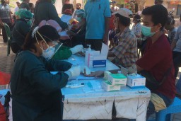 Rapid Test untuk Pedagang hingga Warga di Pasar Benculuk, Banyuwangi