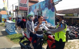Tertib Berlalu Lintas di Mojokerto, Pengendara Dapat Hadiah Cokelat