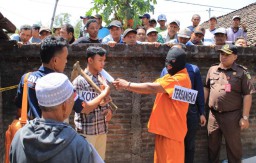 Keponakan yang Bacok Paman hingga Tewas di Nganjuk Peragakan 13 Adegan