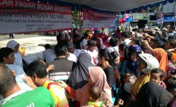 Relawan Jokowi-Ma'ruf Amin di Surabaya Gelar Pasar Murah